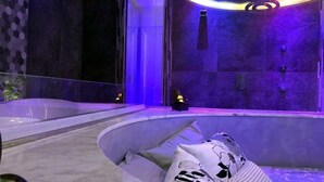 Suite – deluxe, massasjebadekar | Sengetøy av topp kvalitet, dundyner, memory foam-senger og minibar