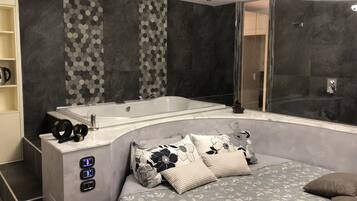 Deluxe-Suite, Whirlpool | Hochwertige Bettwaren, Daunenbettdecken