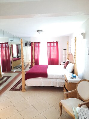 Tabla de planchar con plancha, wifi gratis y ropa de cama