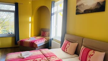 Cortinas blackout, insonorización, wifi gratis y ropa de cama