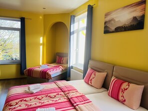 Blackout drapes, soundproofing, free WiFi, bed sheets - M&M Hotel – Harburg (Hamburg)