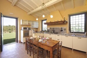 Villa, 4 Bedrooms | Private kitchen | Full-size fridge, microwave, oven, stovetop - Verdidea - Bagnoletto (Orte)