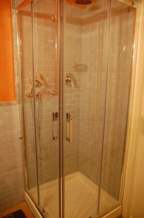 Villa, 4 Bedrooms | Bathroom shower - Verdidea - Bagnoletto (Orte)