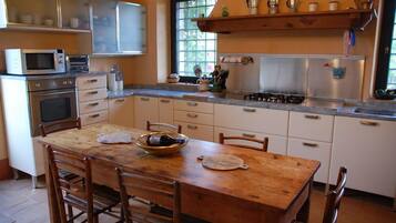 Villa, 4 Bedrooms | Private kitchen | Full-size fridge, microwave, oven, stovetop