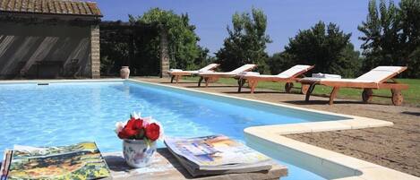 Piscine extérieure (ouverte en saison), parasols de plage