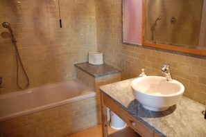 A bathroom with a bathtub, a sink, and a shower. - Verdidea - Bagnoletto (Orte)