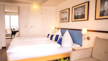 Tweepersoonskamer, balkon, uitzicht op zee | Een bureau, een laptopwerkplek, gratis wifi, beddengoed