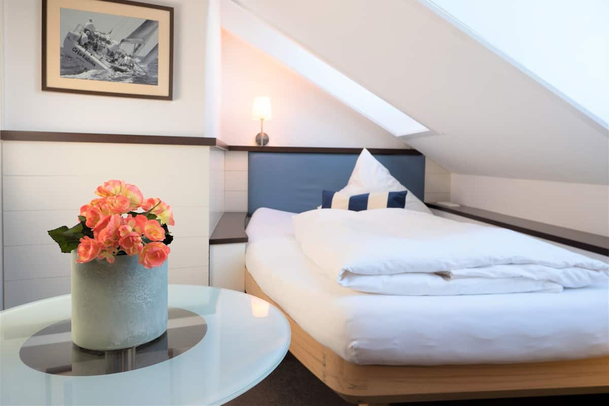 Bureau, espace de travail pour ordinateur portable, Wi-Fi gratuit