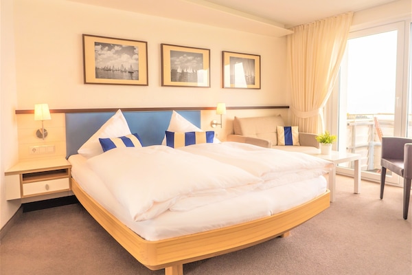 Quarto casal, sacada, vista para o mar | Escrivaninha, espaço de trabalho para notebook, Wi-Fi de cortesia