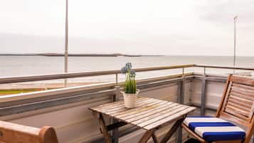 Tweepersoonskamer, balkon, uitzicht op zee | Een bureau, een laptopwerkplek, gratis wifi, beddengoed