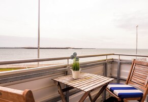 Escritorio, espacio para trabajar con laptop y wifi gratis