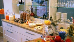 Un bufé de desayuno con diversas opciones de comida y bebidas.