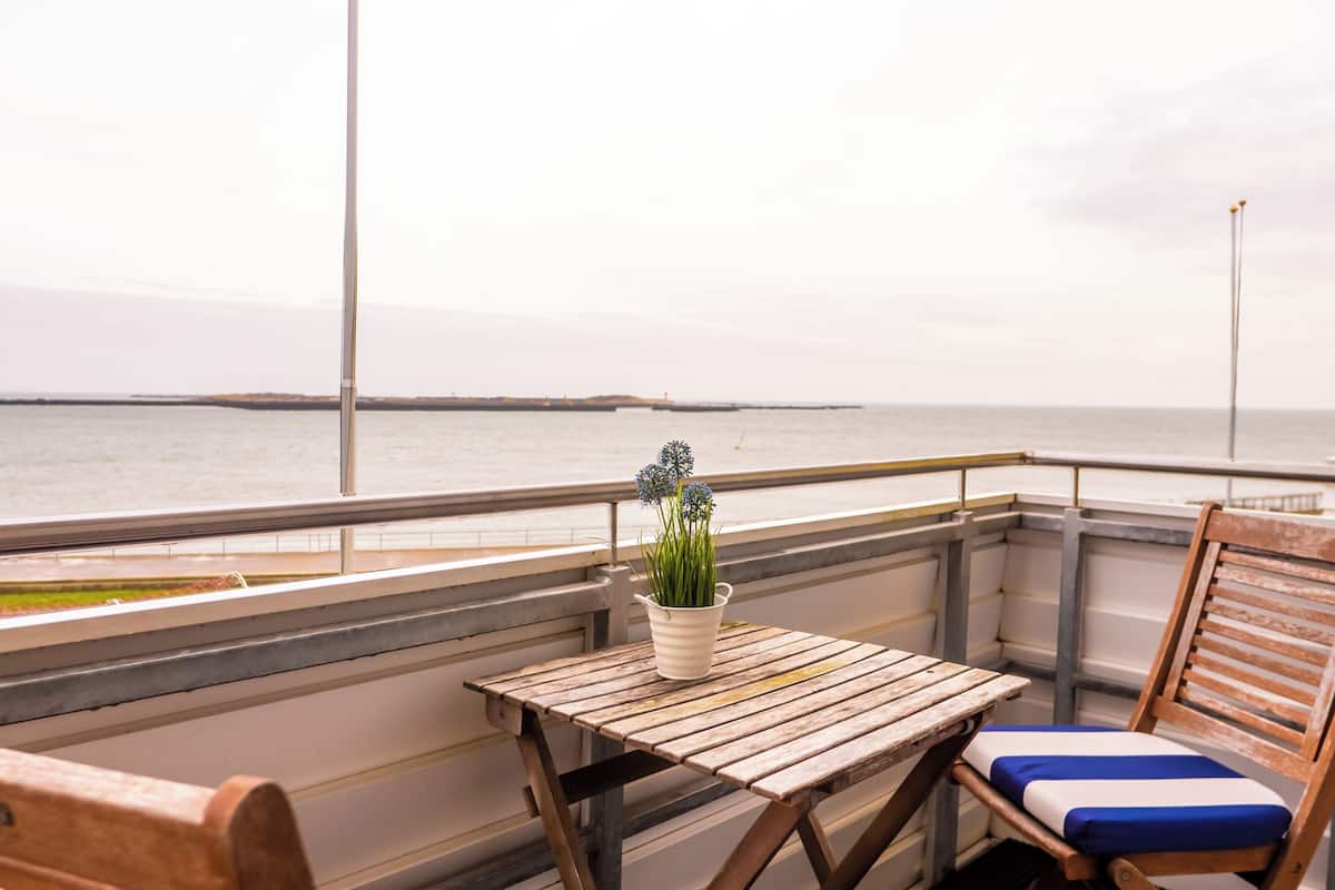 Driepersoonskamer, 1 tweepersoonsbed met slaapbank, balkon, uitzicht op zee | Een bureau, een laptopwerkplek, gratis wifi, beddengoed