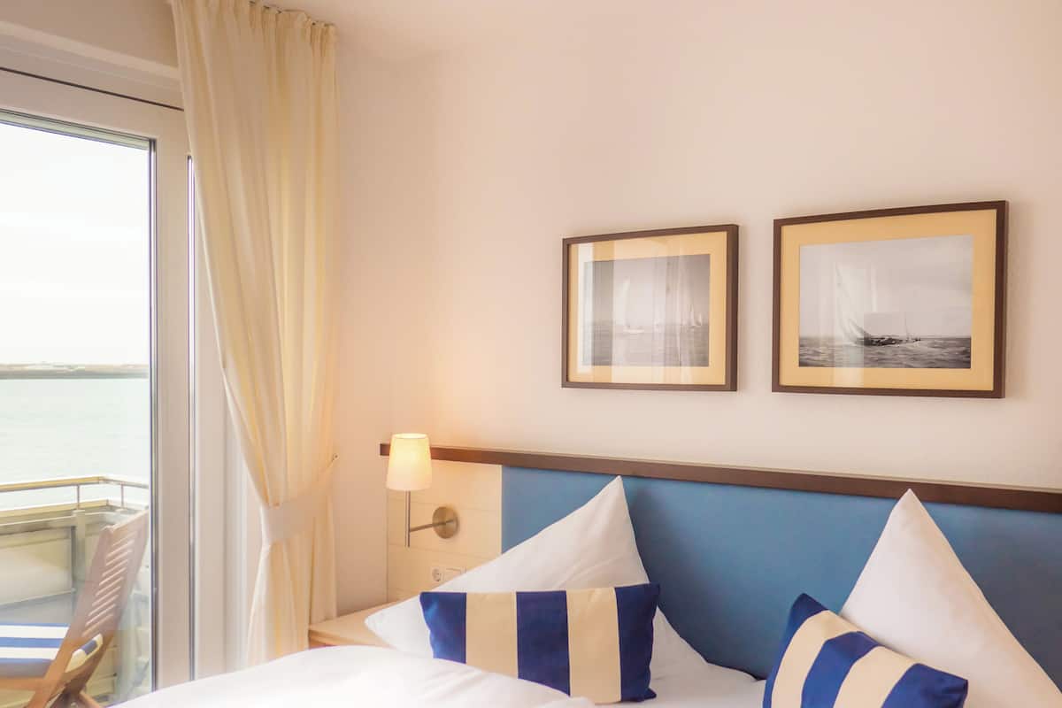 Tweepersoonskamer, 1 tweepersoonsbed, balkon, uitzicht op zee | Een bureau, een laptopwerkplek, gratis wifi, beddengoed