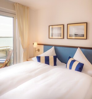 Escritorio, espacio para trabajar con laptop y wifi gratis 