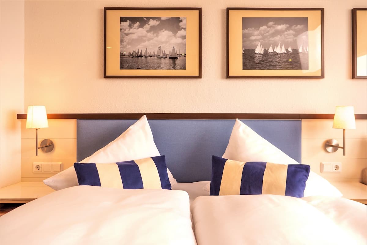 Bureau, espace de travail pour ordinateur portable, Wi-Fi gratuit