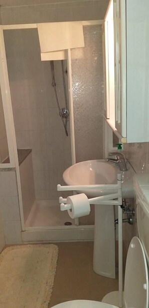 Family Room, Multiple Beds, Private Bathroom | Bathroom | Free toiletries, bidet, towels - B&B Nuovo Paradiso (Pescia)