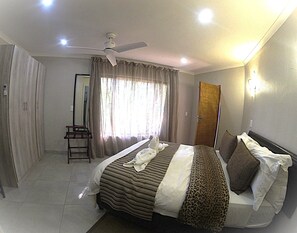 2 عدّة غرف نوم وأغطية فراش متميزة وخزنة داخل الغرفة ومكواة/لوح كي