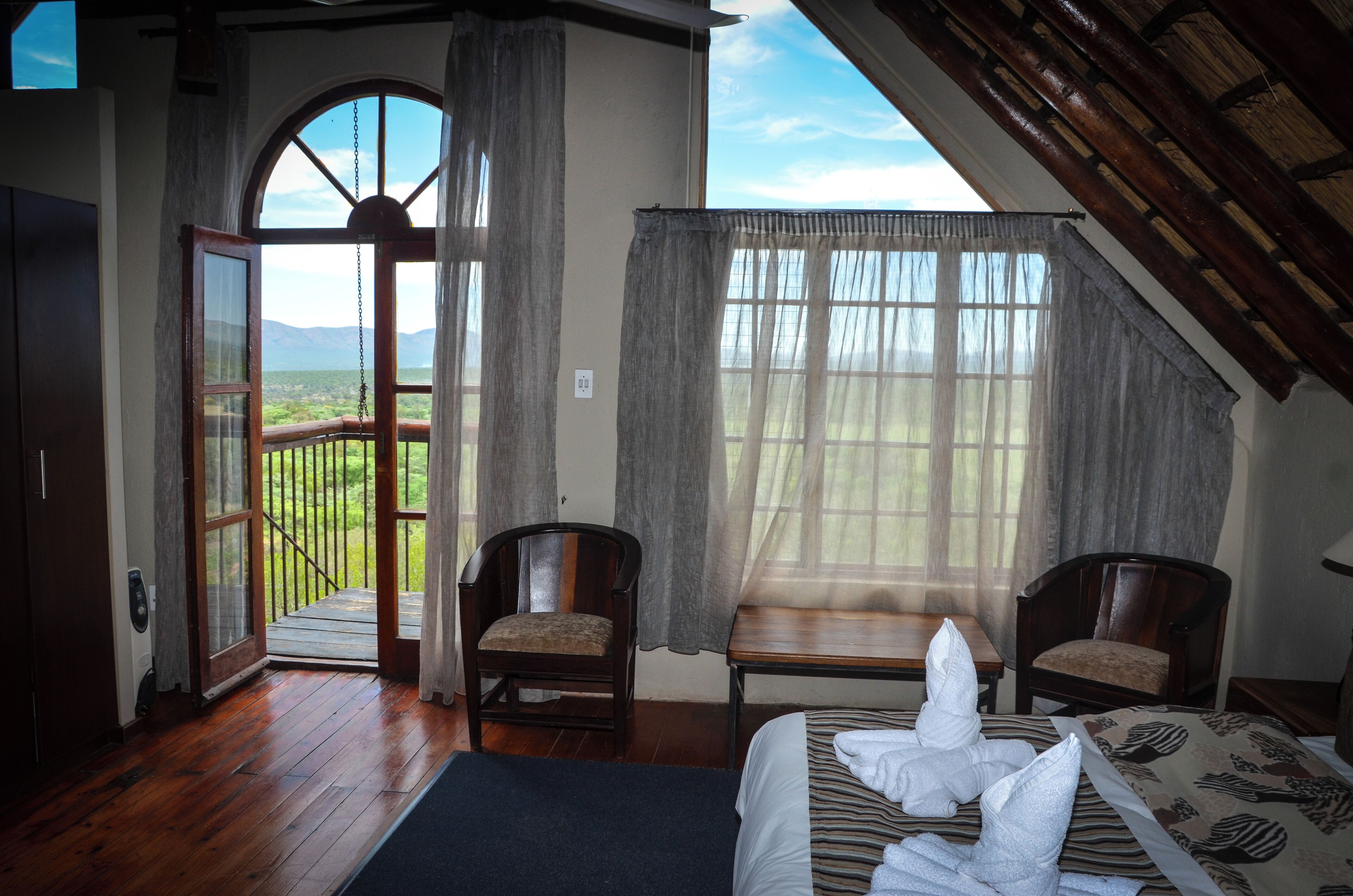 Kondominium Basic | 2 kamar tidur, seprai premium, brankas, dan setrika/meja setrika