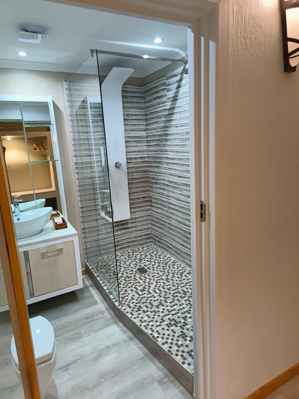 Executive Duplex | Bathroom | Hair dryer, towels, toilet paper