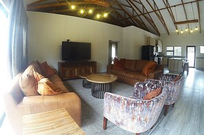 Chalé executivo, varanda, vista para o parque | Área de estar | TV de plasma 32 polegadas com canais a cabo