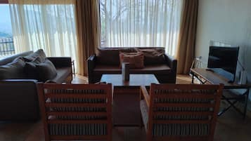 Chalé família | Área de estar | TV de plasma 32 polegadas com canais a cabo