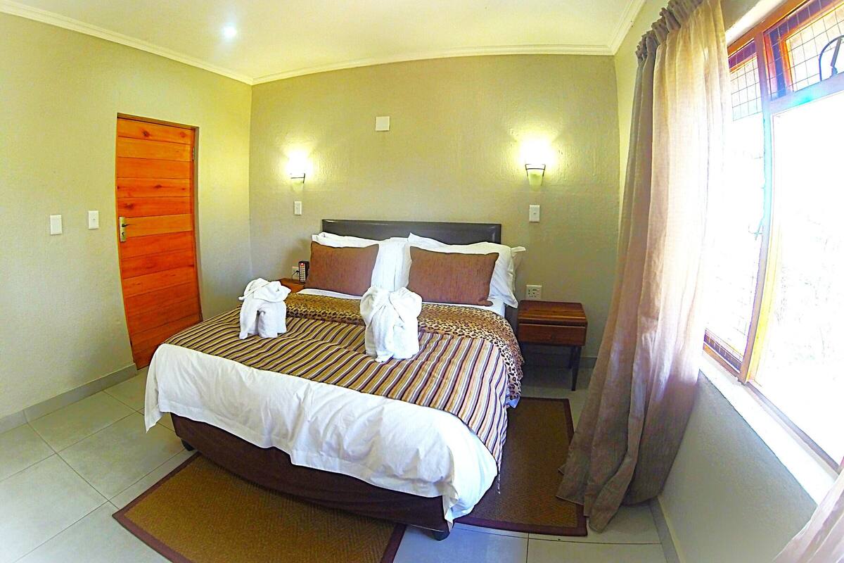 Basic Bungalow | 2 bedrooms, premium bedding, in-room safe, iron/ironing board