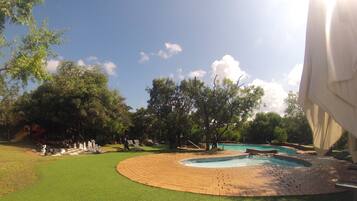 4 outdoor pools, pool umbrellas, pool loungers