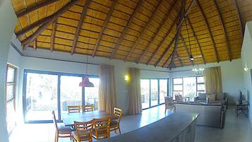 Basic Bungalow | Private kitchen | Highchair