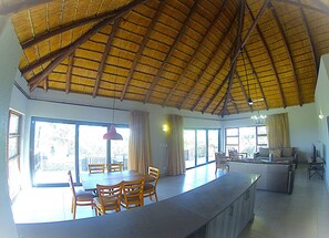 Basic Bungalow | Private kitchen | Highchair