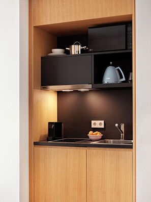 Refrigerador, microondas, cafetera expreso, cafetera/tetera