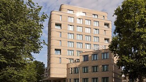 A multi-story hotel with a modern design, featuring a prominent entrance and a visible website address on the facade. - Numa Berlin Drift (Berlin)