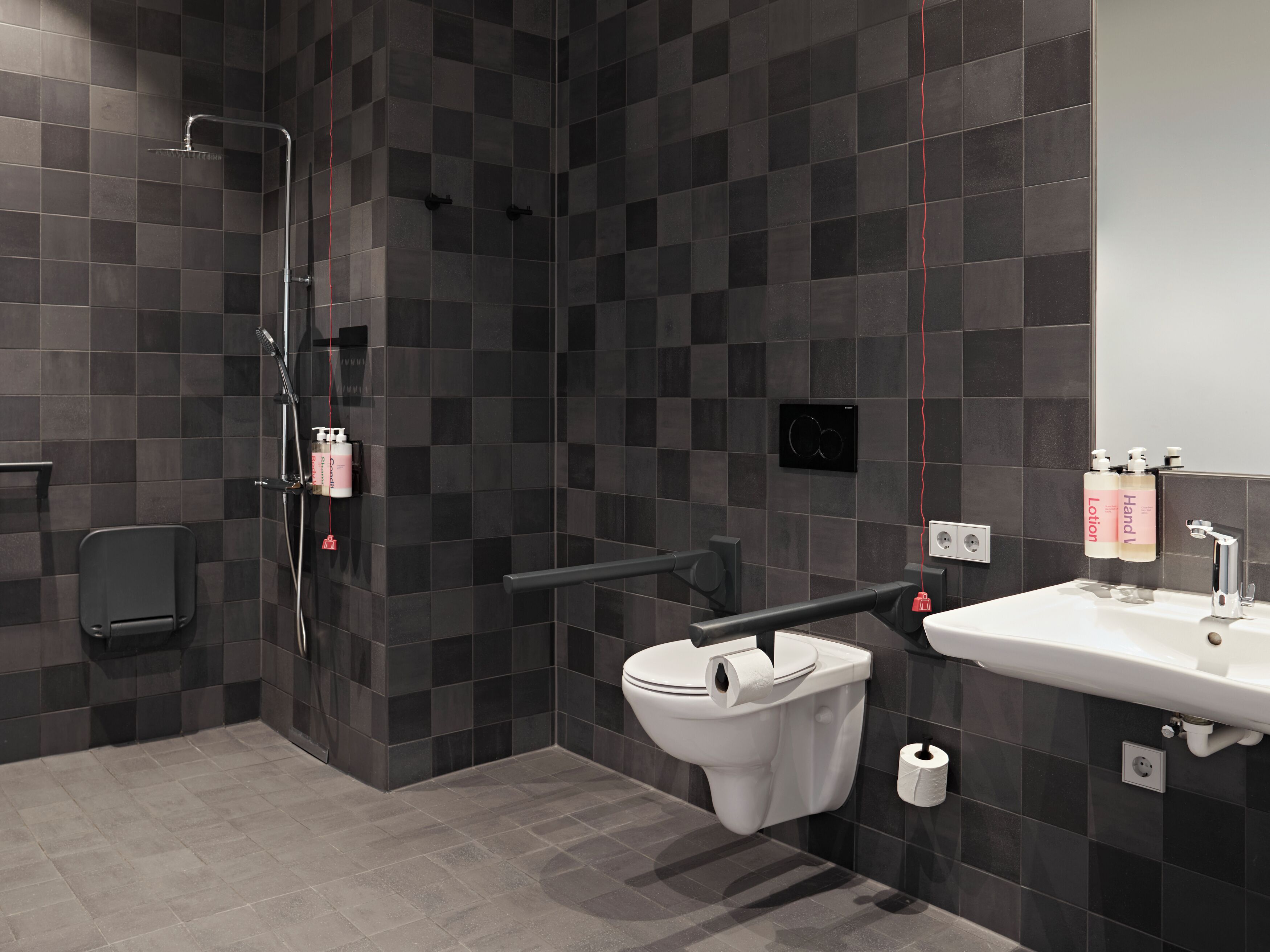 Un baño moderno con ducha, inodoro y lavamanos.