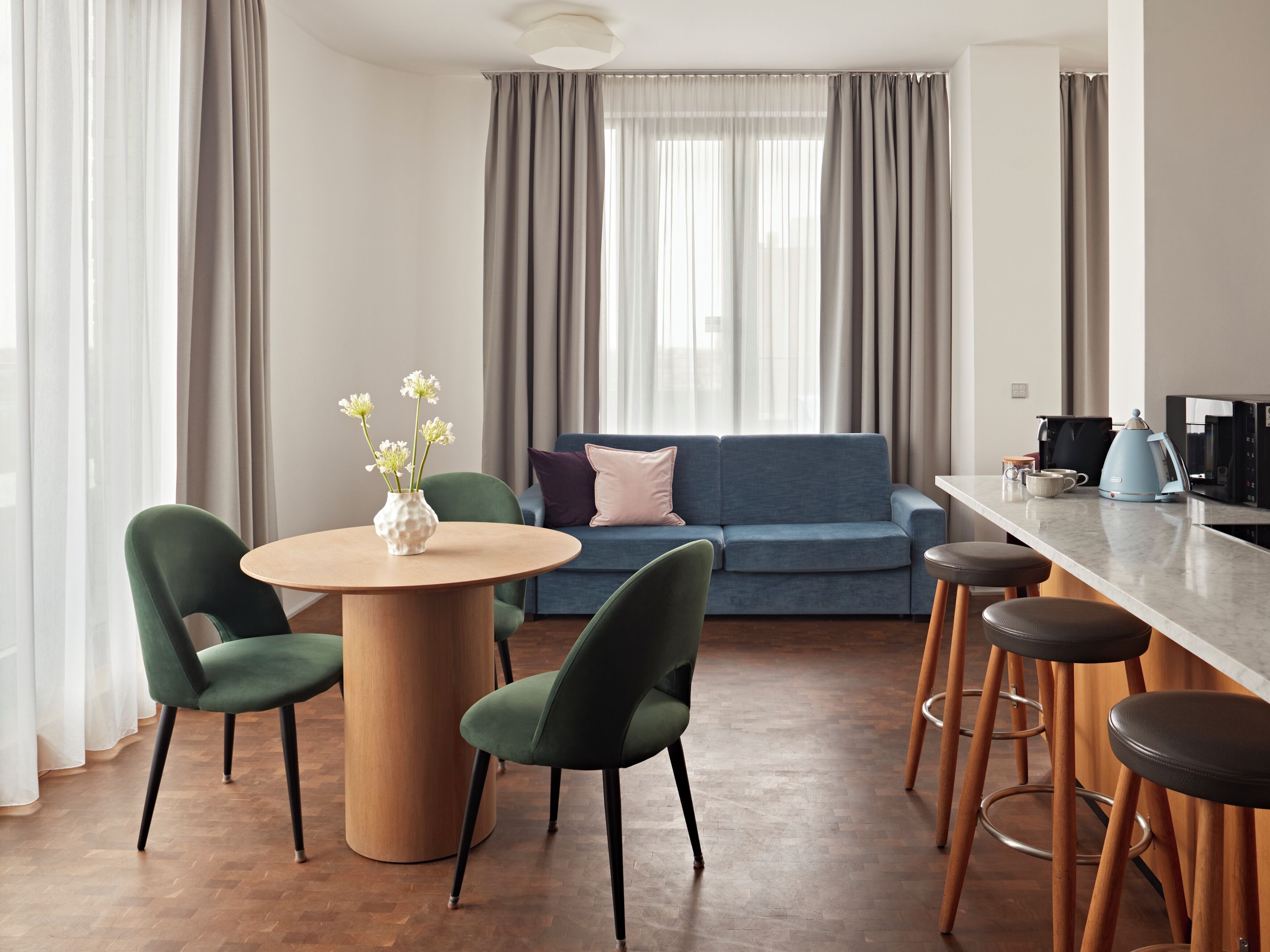 Large 1 Bedroom Apartment with Terrace | Living area