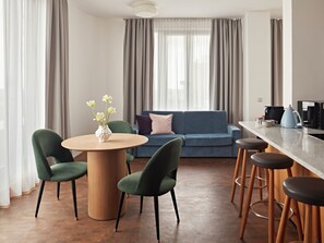 ファミリー アパートメント テラス | リビング エリア | 43 インチの薄型テレビ (衛星放送視聴可)、テレビ