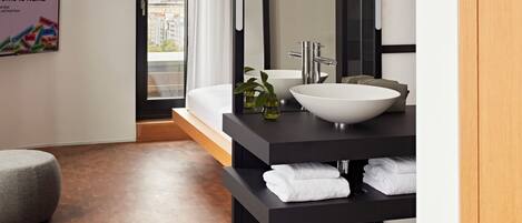 Deluxe suite, balkon | Badkamer | Een douche, een regendouche, milieuvriendelijk toiletgerief