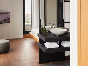 Deluxe-Suite, Balkon | Badezimmer | Dusche, Regendusche, umweltfreundliche Kosmetikartikel, Haartrockner