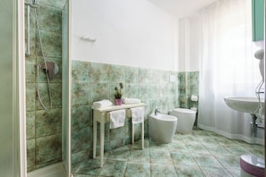 Deluxe Condo | Bathroom | Shower, hair dryer, towels - Da Milena (Orbetello)
