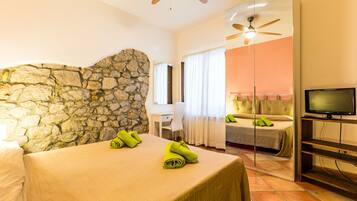 Kahden hengen huone (Sud) | Tallelokero huoneessa, työpöytä, ilmainen Wi-Fi, vuodevaatteet