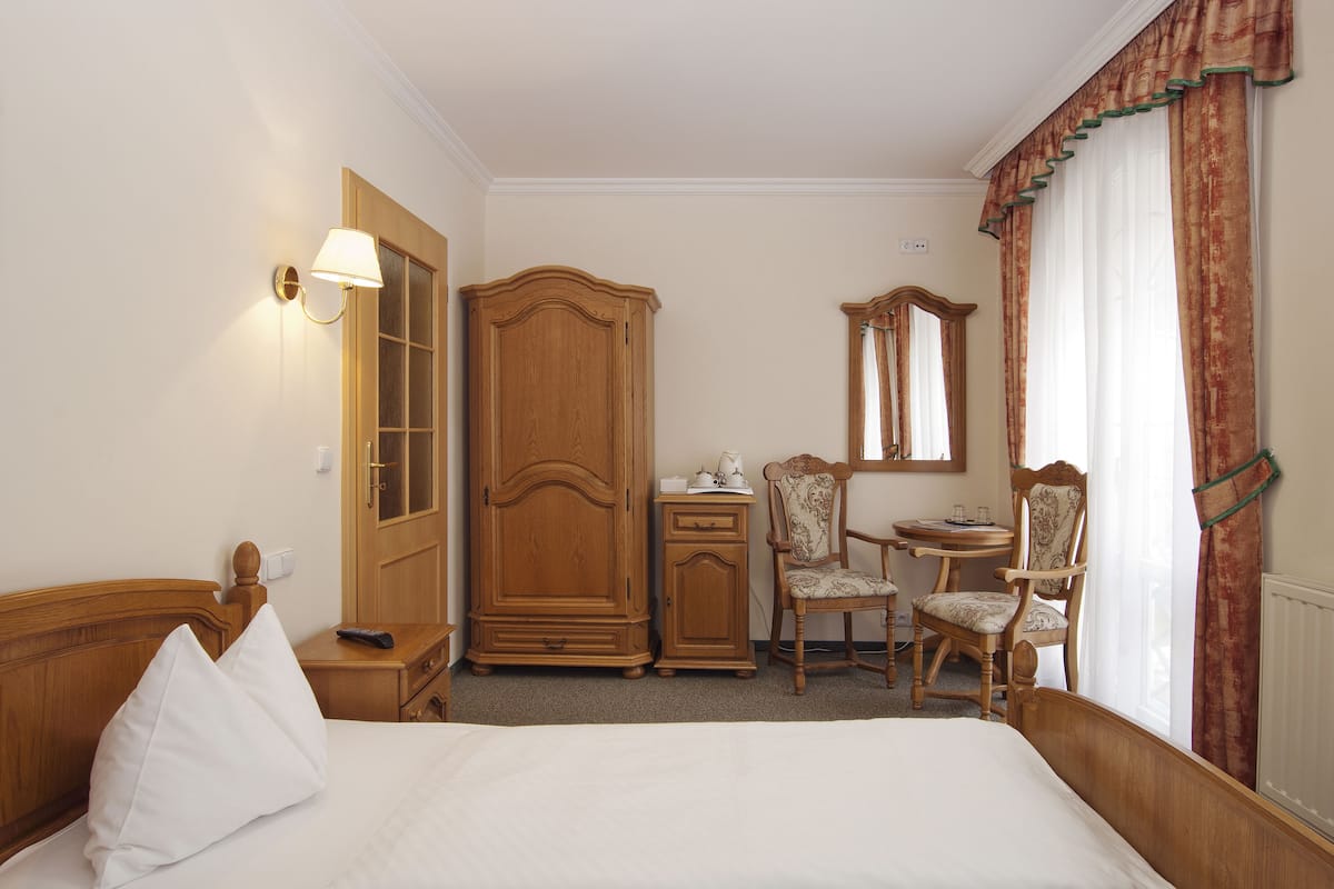 In-room safe, free WiFi, bed sheets