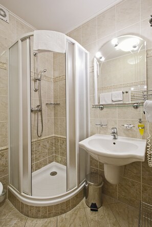 Deluxe Double Room | Bathroom | Free toiletries, hair dryer, towels - Pension Villa Rosa (Karlovy Vary)