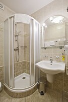 Habitación Deluxe doble | Baño | Artículos de higiene personal gratuitos, secador de pelo y toallas