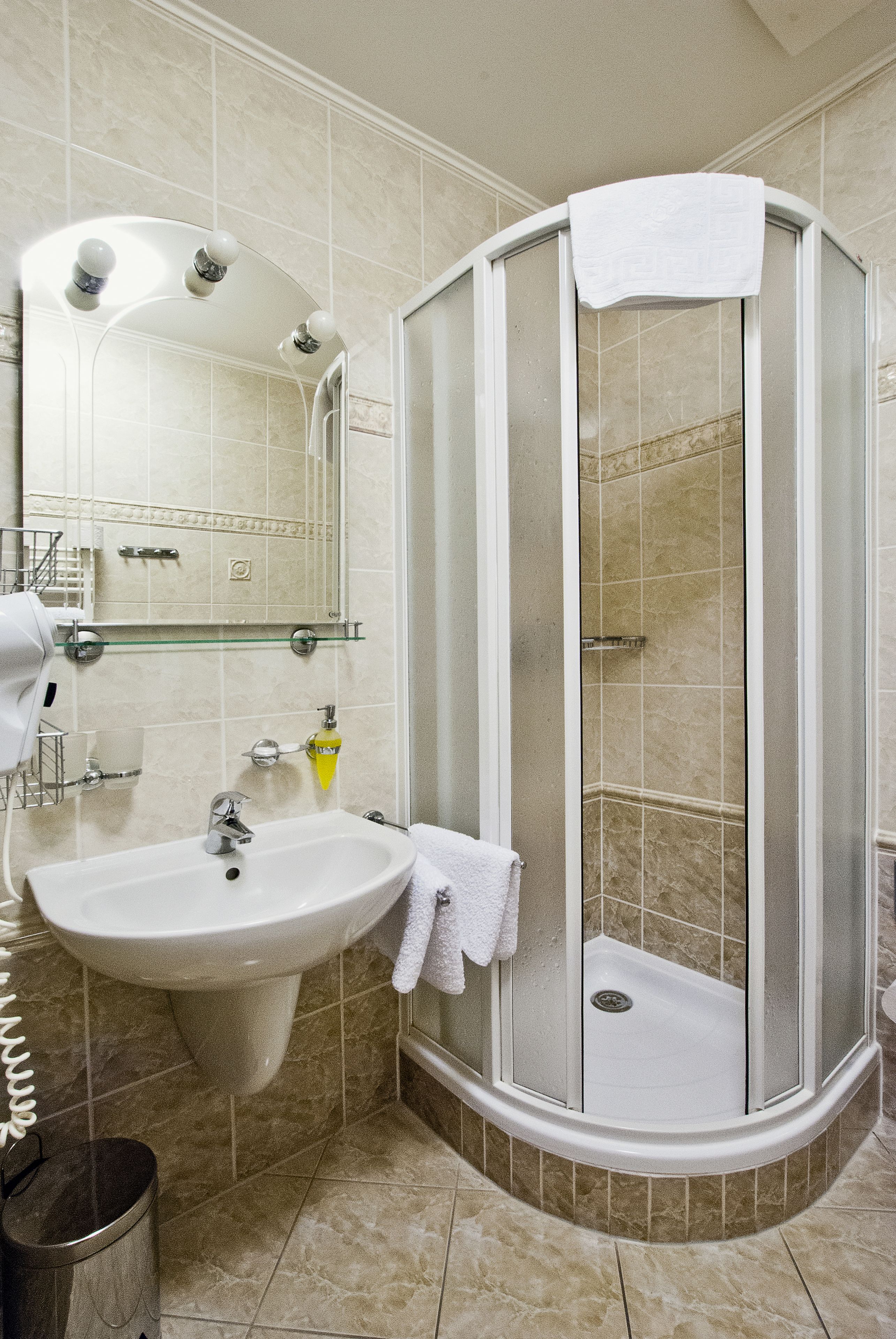 Deluxe Double Room | Bathroom | Free toiletries, hair dryer, towels