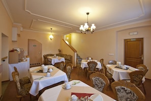 Free daily buffet breakfast  - Pension Villa Rosa (Karlovy Vary)