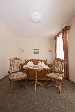 Deluxe Double Room | In-room safe, free WiFi, bed sheets - Pension Villa Rosa (Karlovy Vary)