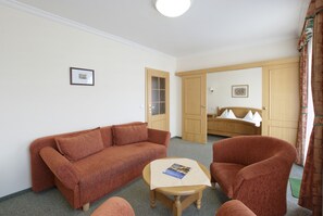 Deluxe Apartment, 1 Queen Bed | Living room | Flat-screen TV - Pension Villa Rosa (Karlovy Vary)