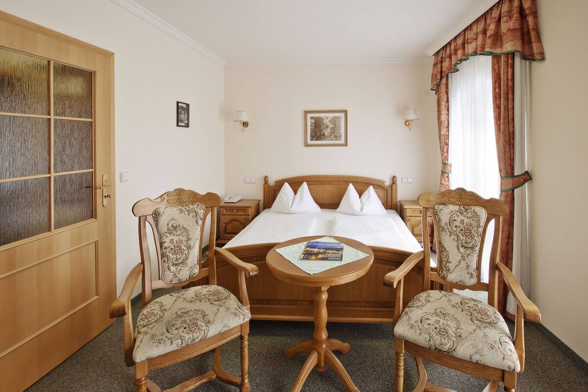 Deluxe Double Room | In-room safe, WiFi (free), bed sheets