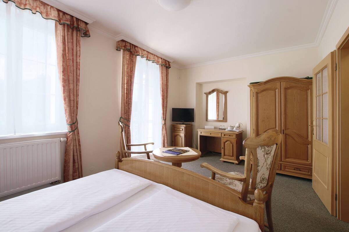 Deluxe Double Room | In-room safe, WiFi (free), bed sheets