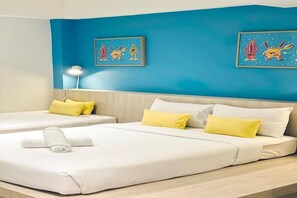 Habitación triple Deluxe | Escritorio, wifi gratis y ropa de cama 