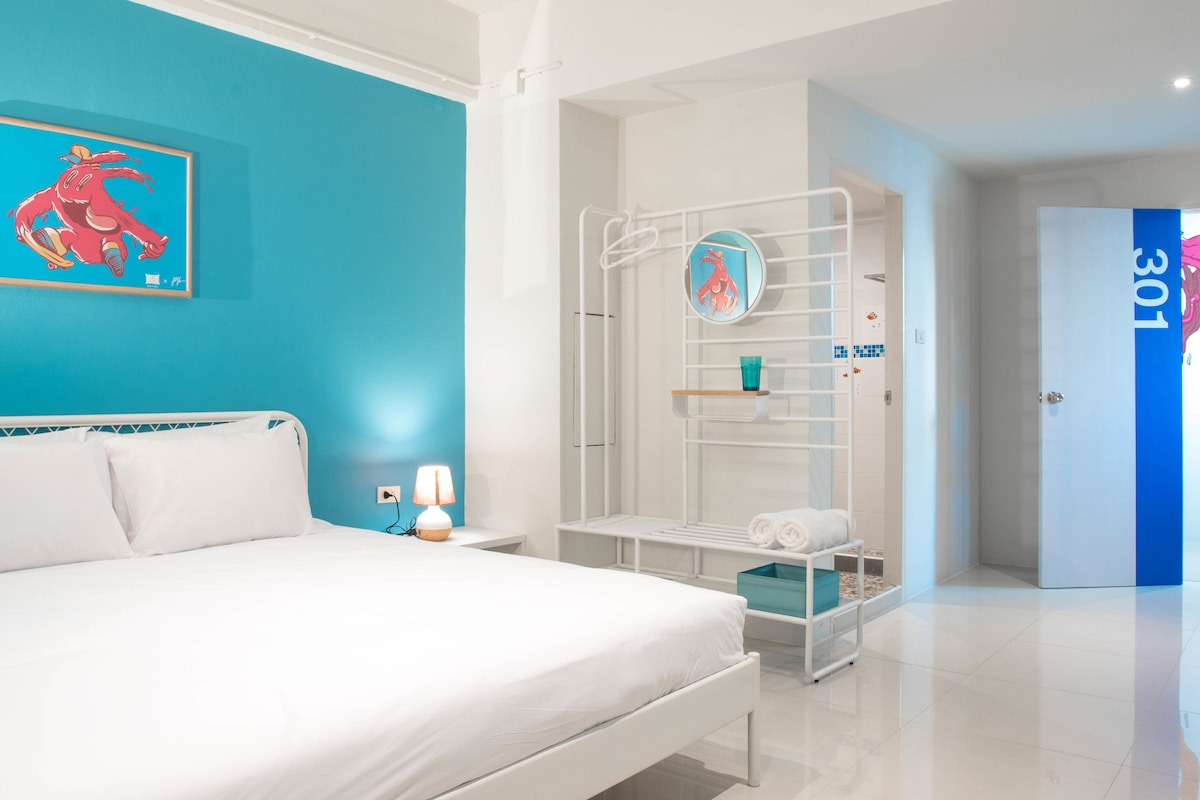 Desk, WiFi (free), bed sheets